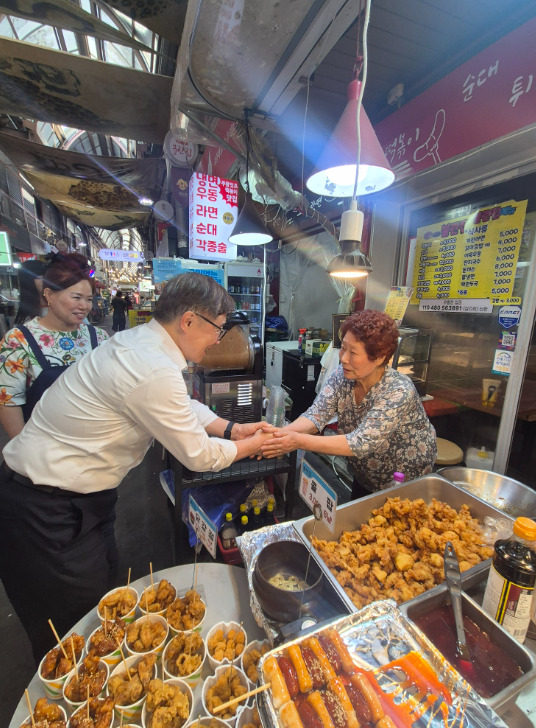 국민의힘 종로구 당원협의회 최재형 위원장(제24대 감사원장)은 지난 1일 추석을 앞두고 통인시장을 방문해 민생현장을 살폈다고 밝혔다. / 국민의힘 종로구 당원협의회 제공