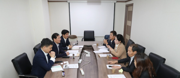 종로구의회는 지난 9월 30일 오후 2시 윤종복 서울시의원 연구실에서 이광규·박희연 의원이 윤종복 서울시의원과 함께 서울시 주택정책수석 및 종로구청 관계자들과 간담회를 개최하고, 종로구의 노후 공동주택인 이화연립의 안전 문제와 주거 취약계층 보호를 위해 서울시 차원의 선제적 대응을 요청했다고 밝혔다. / 이광규·박희연 의원 제공