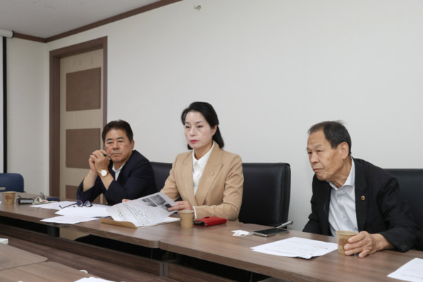 종로구의회는 지난 9월 30일 오후 2시 윤종복 서울시의원 연구실에서 이광규·박희연 의원이 윤종복 서울시의원과 함께 서울시 주택정책수석 및 종로구청 관계자들과 간담회를 개최하고, 종로구의 노후 공동주택인 이화연립의 안전 문제와 주거 취약계층 보호를 위해 서울시 차원의 선제적 대응을 요청했다고 밝혔다(사진 왼쪽부터 이광규 종로구의원, 박희연 종로구의원, 윤종복 서울시의원). / 이광규·박희연 의원 제공