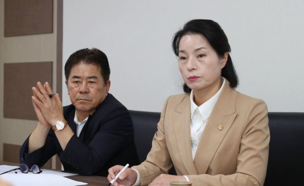 종로구의회는 지난 9월 30일 오후 2시 윤종복 서울시의원 연구실에서 이광규·박희연 의원이 윤종복 서울시의원과 함께 서울시 주택정책수석 및 종로구청 관계자들과 간담회를 개최하고, 종로구의 노후 공동주택인 이화연립의 안전 문제와 주거 취약계층 보호를 위해 서울시 차원의 선제적 대응을 요청했다고 밝혔다(사진 왼쪽부터 이광규 종로구의원, 박희연 종로구의원). / 이광규·박희연 의원 제공