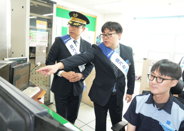 아산시의회는 2일 오후 1시 온양온천역에서 홍성표 의장이 '일일 명예역장'으로 위촉됐다고 밝혔다. / 아산시의회 제공