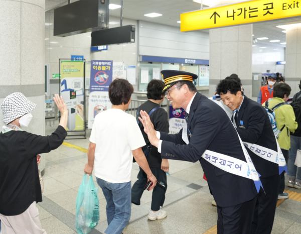 아산시의회는 2일 오후 1시 온양온천역에서 홍성표 의장이 '일일 명예역장'으로 위촉됐다고 밝혔다. / 아산시의회 제공