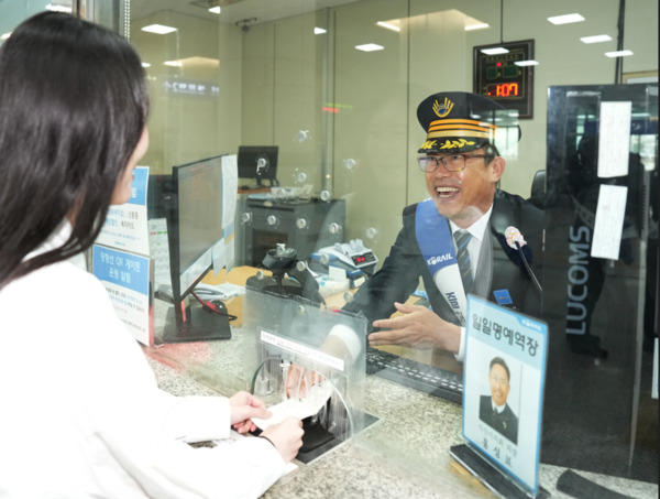 아산시의회는 2일 오후 1시 온양온천역에서 홍성표 의장이 '일일 명예역장'으로 위촉됐다고 밝혔다. / 아산시의회 제공