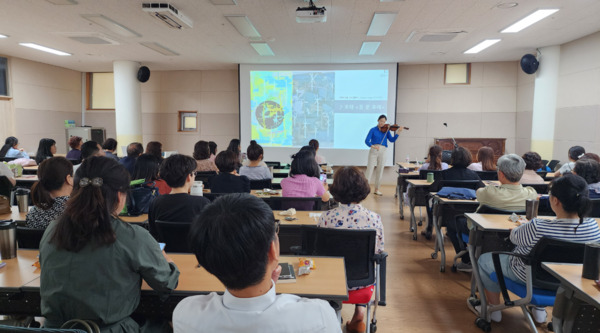 충북교육청 직속기관 중원교육문화원은 3일 교육공동체 구성원들의 인문적 소양과 예술적 감수성을 높이기 위해 운영중인 문화교육 프로그램 ‘예술공감 인문산책’의 10월 강연 수강생을 선착순 모집한다고 밝혔다. / 충북교육청 제공