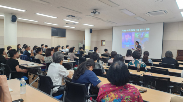 충북교육청 직속기관 중원교육문화원은 3일 교육공동체 구성원들의 인문적 소양과 예술적 감수성을 높이기 위해 운영중인 문화교육 프로그램 ‘예술공감 인문산책’의 10월 강연 수강생을 선착순 모집한다고 밝혔다. / 충북교육청 제공