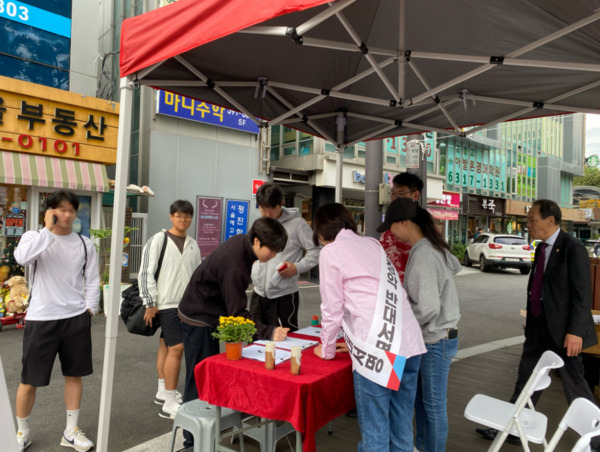 김하영 종로구의회 윤리위원장(국민의힘)이 개천절인 3일 평창동 파리바게트 앞에서 사법 파괴 반대 서명운동을 이어갔다. 이날 서명 현장에는 청년층이 자발적으로 참여하며 이재명 정부와 민주당에 대한 분노를 표출했다. 특히, 청년들이 스스로 서명 부스를 찾아와 적극적으로 동참하는 모습이 눈에 띄었다. / 김하영 의원 제공
