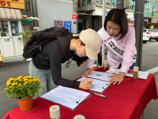 김하영 종로구의회 윤리위원장(국민의힘)이 개천절인 3일 평창동 파리바게트 앞에서 사법 파괴 반대 서명운동을 이어갔다. 이날 서명 현장에는 청년층이 자발적으로 참여하며 이재명 정부와 민주당에 대한 분노를 표출했다. 특히, 청년들이 스스로 서명 부스를 찾아와 적극적으로 동참하는 모습이 눈에 띄었다. / 김하영 의원 제공