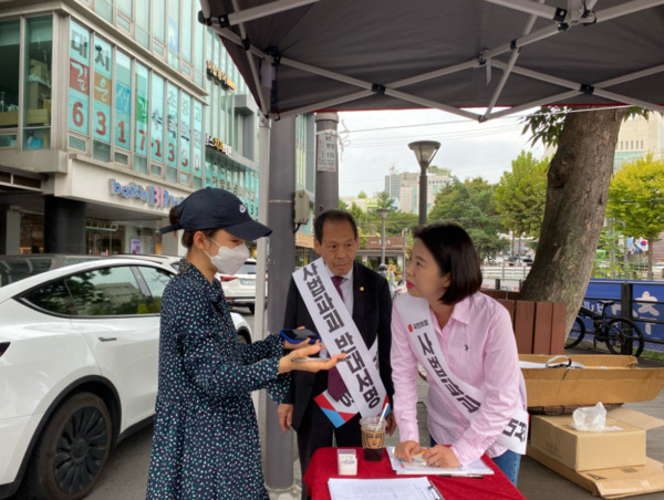 김하영 종로구의회 윤리위원장(국민의힘)이 개천절인 3일 평창동 파리바게트 앞에서 사법 파괴 반대 서명운동을 이어갔다. 이날 서명 현장에는 청년층이 자발적으로 참여하며 이재명 정부와 민주당에 대한 분노를 표출했다. 특히, 청년들이 스스로 서명 부스를 찾아와 적극적으로 동참하는 모습이 눈에 띄었다. / 김하영 의원 제공