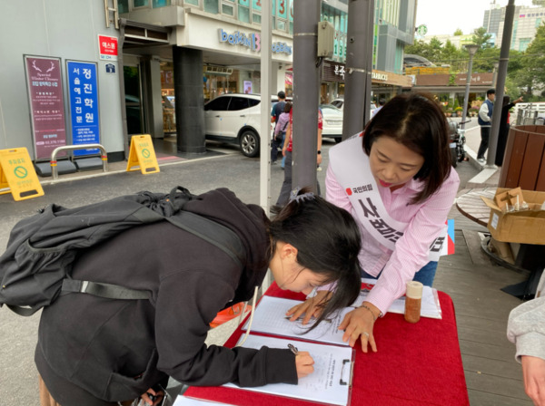 김하영 종로구의회 윤리위원장(국민의힘)이 개천절인 3일 평창동 파리바게트 앞에서 사법 파괴 반대 서명운동을 이어갔다. 이날 서명 현장에는 청년층이 자발적으로 참여하며 이재명 정부와 민주당에 대한 분노를 표출했다. 특히, 청년들이 스스로 서명 부스를 찾아와 적극적으로 동참하는 모습이 눈에 띄었다. / 김하영 의원 제공