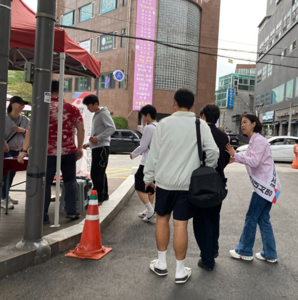 김하영 종로구의회 윤리위원장(국민의힘)이 개천절인 3일 평창동 파리바게트 앞에서 사법 파괴 반대 서명운동을 이어갔다. 이날 서명 현장에는 청년층이 자발적으로 참여하며 이재명 정부와 민주당에 대한 분노를 표출했다. 특히, 청년들이 스스로 서명 부스를 찾아와 적극적으로 동참하는 모습이 눈에 띄었다. / 김하영 의원 제공