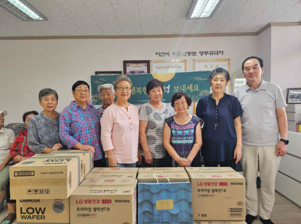 아산시는 지난 1일 (사)아산시기업인협의회가 추석 명절을 맞아 관내 복지시설을 방문해 820만원 상당의 물품과 후원금을 전달했다고 밝혔다. / 아산시청 제공