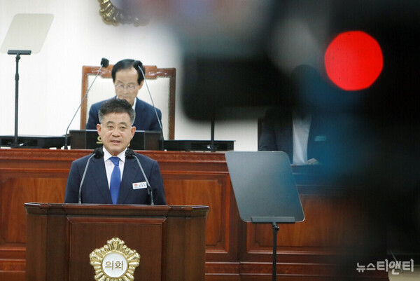 정성주 김제시장이 시정 질문에 답변하고 있다. (2025 06 18) / 뉴스티앤티 ⓒ조주연 기자