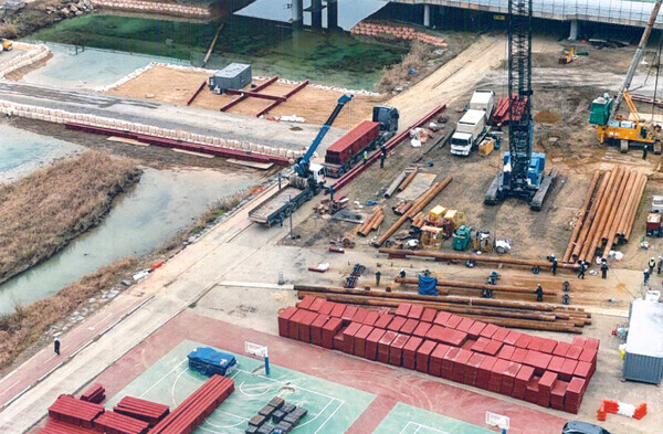 지난해 7월 집중호우로 교각이 침하된 대전 유등교의 임시 가설교가 한국산업표준(KS)에 맞지 않는 중고 복공판으로 만들어졌다는 지적이 제기된 가운데, 대전시는 안전상 문제가 없다고 해명했다. (사진=유등교 공사 현장 / 건설안전발전협회 제공)