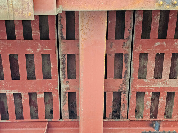 국토교통부가 대전 유등교 가설교 공사 현장에서 비KS 중고 복공판이 사용된 것과 관련해 긴급검검에 착수하기로 했다. (사진=유등교 하부 / 장철민 의원실 제공)