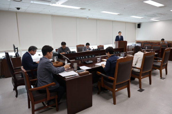 당진시의회는 14일 제123회 임시회를 통해 '당진시의회 위원회 조례 일부개정조례안'을 의결하고, 기존 '총무위원회'를 '행정문화위원회'로 명칭 변경했다고 밝혔다. 사진은 제123회 임시회 의회운영위원회 '당진시의회 위원회 조례 일부개정조례안' 심사 장면 / 당진시의회 제공