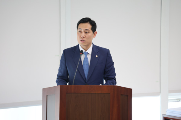 당진시의회는 14일 제123회 임시회를 통해 '당진시의회 위원회 조례 일부개정조례안'을 의결하고, 기존 '총무위원회'를 '행정문화위원회'로 명칭 변경했다고 밝혔다. 사진은 제123회 임시회 의회운영위원회 '당진시의회 위원회 조례 일부개정조례안' 심사에서 조례안을 대표 발의한 박명우 의원이 제안 설명을 하는 모습 / 당진시의회 제공