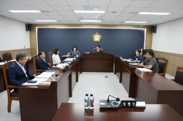 당진시의회는 14일 제123회 임시회를 통해 '당진시의회 위원회 조례 일부개정조례안'을 의결하고, 기존 '총무위원회'를 '행정문화위원회'로 명칭 변경했다고 밝혔다. 사진은 행정문화위원회(총무위원회) 회의 모습 / 당진시의회 제공