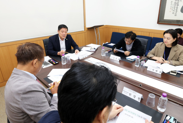 유성구의회는 14일 의회 간담회실에서 국민의힘 여성용 의원이 '장애인 실내 파크골프장 조성을 위한 간담회'를 개최했다고 밝혔다. / 유성구의회 제공