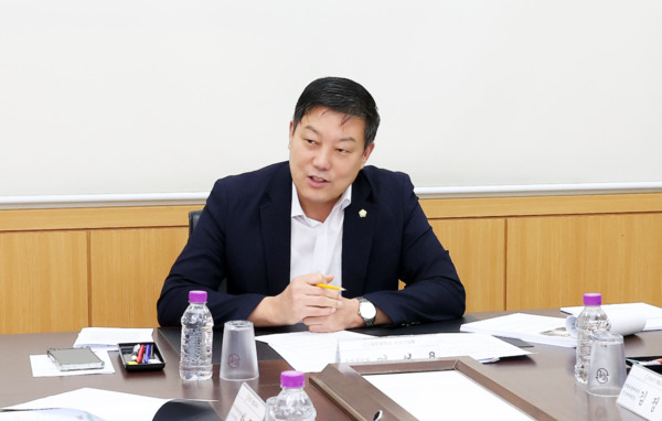 유성구의회는 14일 의회 간담회실에서 국민의힘 여성용 의원이 '장애인 실내 파크골프장 조성을 위한 간담회'를 개최했다고 밝혔다. / 유성구의회 제공