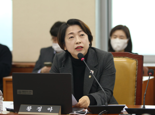 더불어민주당 황정아 의원은 16일 KT의 불법기지국 ID는 기존 4개에서 20개로 불법기지국 접속 인원 수도 기존 2만 30명에서 2천여 명 늘어난 2만 2천여 명이라고 밝혔다. / 뉴스티앤티 DB