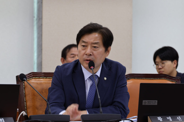 더불어민주당 황명선 의원이 17일 국방부로부터 제출받은 자료에 따르면, 국방부의 국가배상금은 2년 연속으로 1천억원을 넘을 것으로 예상됨에도 2026년도 필요 예산의 20% 수준인 200억원만 반영되었으며, 이로 인해 민간인 희생자에게 배상금을 제 때에 지급하지 못할 것으로 보이고, 법원 결정에 따라 지연이자를 지급하게 되면서 예산도 낭비될 것으로 예상된다고 밝혔다. / 뉴스티앤티 DB