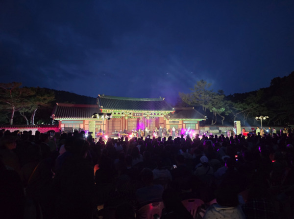아산시는 18일 저녁 국가유산청 현충사관리소가 주최하고, 아산문화재단이 주관하는 ‘2025년 현충사 달빛야행’이 성황리에 막을 올렸다고 밝혔다. / 아산시청 제공