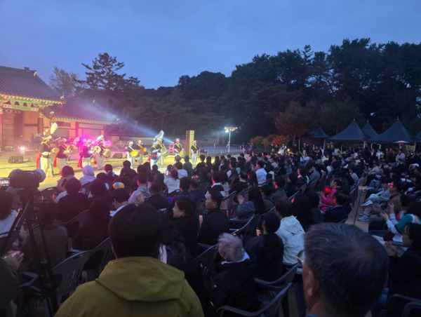 아산시는 18일 저녁 국가유산청 현충사관리소가 주최하고, 아산문화재단이 주관하는 ‘2025년 현충사 달빛야행’이 성황리에 막을 올렸다고 밝혔다. / 아산시청 제공