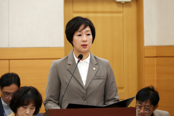 유성구의회는 21일 더불어민주당 김미희 의원이 제281회 임시회 제1차 행정자치위원회에서 '유성구 야간관광 활성화 조례안'과 '유성구 인성교육 지원에 관한 조례 전부개정조례안'을 각각 대표 발의했다고 밝혔다. / 유성구의회 제공