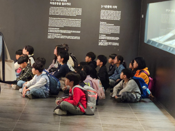 충남교육삼락회는 21일 서산 운신초등학교 전체 학생을 대상으로 ‘향토역사·문화탐방’을 실시했다고 밝혔다. / 충남교육삼락회 제공