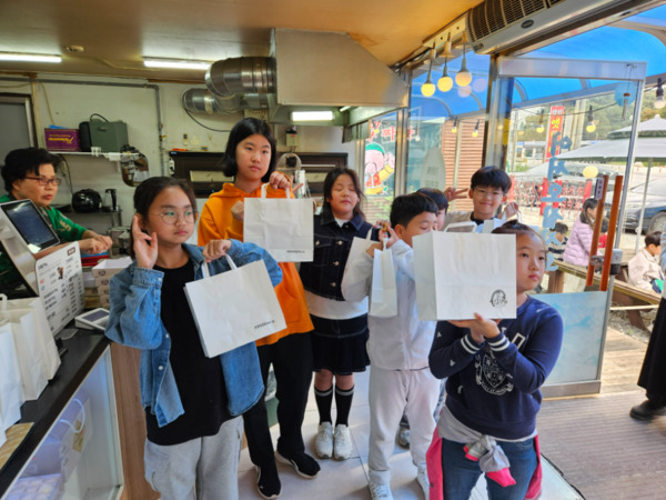 충남교육삼락회는 21일 서산 운신초등학교 전체 학생을 대상으로 ‘향토역사·문화탐방’을 실시했다고 밝혔다. / 충남교육삼락회 제공