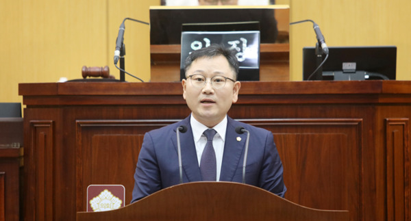 서산시의회는 21일 더불어민주당 문수기 의원이 제309회 임시회 제1차 본회의에서 '잔디로 포장한 유료주차장, 산자락 파내는 신청사…이게 서산의 미래인가?'를 주제의 5분 자유발언을 통해 서산시 신청사 건립 사업이 입지 부적절성과 예산 불투명성·과거 행정의 꼼수와 투명성 부족 등을 강력히 비판했다고 밝혔다. / 서산시의회 제공