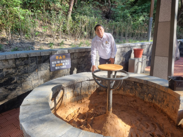 종로구의회는 지난 16일 김종보 의원이 숭인근린공원 맨발산책로를 방문해 관계부서와 함께 현장 점검을 실시했다고 밝혔다. / 김종보 의원 제공
