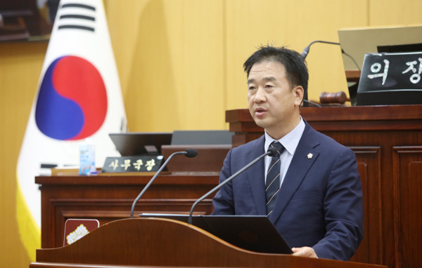 서산시의회는 21일 더불어민주당 최동묵 의원이 제309차 임시회 제1차 본회의에서 '부석면 마룡리 불법 폐기물 매립 및 서산시 부실 행정 관련 감사원 감사 청구의 건'을 의사일정에 상정하기 위한 동의안을 제안했으나, 찬성 6명·반대 8명으로 부결됐다고 밝혔다. / 최동묵 의원 제공