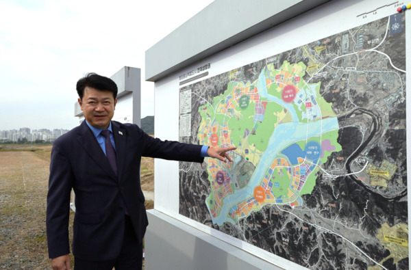 더불어민주당 복기왕 의원의 현장국감 활약이 주목받고 있는 가운데, 지난 21일 국토교통위원회 소속 여·야 의원들과 함께 세종 국회의사당과 대통령 제2집무실 건립 예정지를 방문해 조속한 건설 추진 필요성을 강조했다. / 복기왕 의원 제공