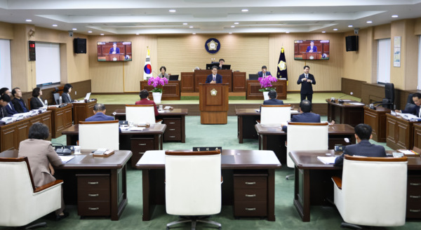 청양군의회는 지난 21일 의회 본회의장에서 제315회 임시회를 개회하고, 11일간의 회기일정에 돌입한 가운데, 김돈곤 군수가 의원들의 군정질문에 대해 답변하고 있다. / 청양군의회 제공