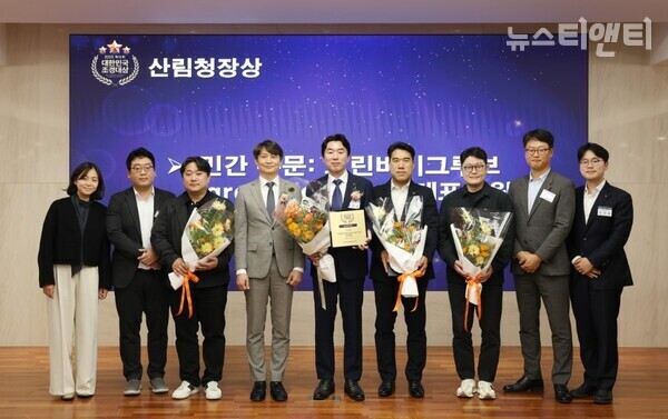 홍상균 롯데건설 디자인연구소장(가운데)이 ‘2025 대한민국 조경대상’ 시상식에서 수상 후 기념촬영을 하고 있다