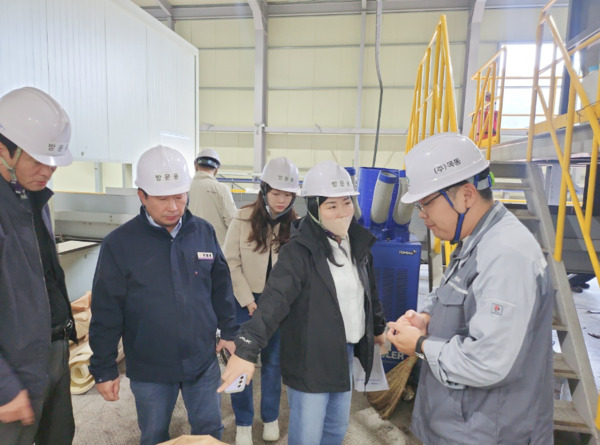 아산시의회 문화복지환경위원회는 지난 21일 아산·천안·태안 생활자원회수센터를 차례로 방문해 자원순환시설의 운영현황을 점검하고, 아산시의 폐기물 처리 효율화 방안을 모색했다고 밝혔다. 사진은 천안시 생활지원회수센터 방문 모습 / 김은아 아산시의원 제공
