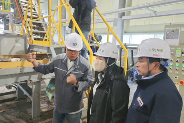 아산시의회 문화복지환경위원회는 지난 21일 아산·천안·태안 생활자원회수센터를 차례로 방문해 자원순환시설의 운영현황을 점검하고, 아산시의 폐기물 처리 효율화 방안을 모색했다고 밝혔다. 사진은 천안시 생활지원회수센터를 방문한 천철호 위원장과 김은아 부위원장 모습 / 김은아 아산시의원 제공