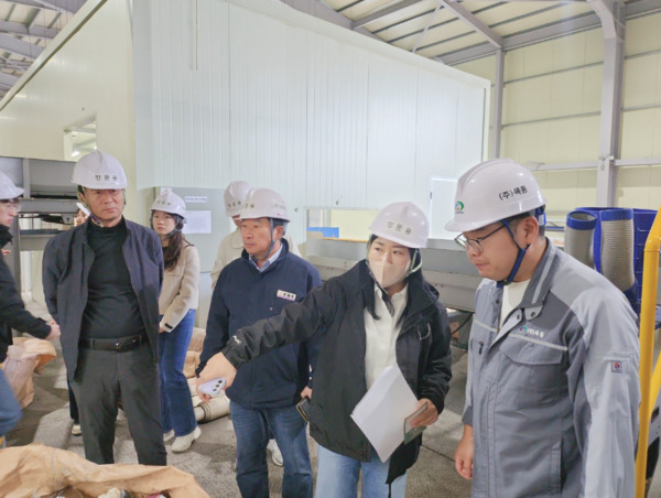 아산시의회 문화복지환경위원회는 지난 21일 아산·천안·태안 생활자원회수센터를 차례로 방문해 자원순환시설의 운영현황을 점검하고, 아산시의 폐기물 처리 효율화 방안을 모색했다고 밝혔다. 사진은 천안시 생활지원회수센터를 방문한 천철호 위원장과 김은아 부위원장 모습 / 김은아 아산시의원 제공