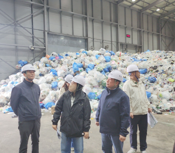 아산시의회 문화복지환경위원회는 지난 21일 아산·천안·태안 생활자원회수센터를 차례로 방문해 자원순환시설의 운영현황을 점검하고, 아산시의 폐기물 처리 효율화 방안을 모색했다고 밝혔다. 사진은 태안군 생활지원회수센터를 방문한 천철호 위원장과 김은아 부위원장 모습 / 김은아 아산시의원 제공