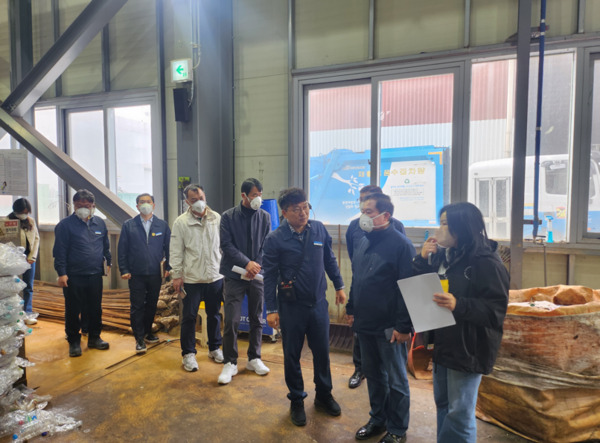 아산시의회 문화복지환경위원회는 지난 21일 아산·천안·태안 생활자원회수센터를 차례로 방문해 자원순환시설의 운영현황을 점검하고, 아산시의 폐기물 처리 효율화 방안을 모색했다고 밝혔다. 사진은 아산시 생활지원회수센터를 방문한 천철호 위원장과 김은아 부위원장 모습 / 김은아 아산시의원 제공