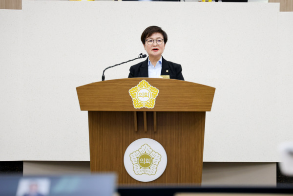 당진시의회는 22일 더불어민주당 한상화 의원이 제124회 임시회 제1차 본회의에서 5분 자유발언을 통해 공설묘지의 플라스틱 조화 사용 문제를 개선하고, 탈플라스틱·탄소중립 실천을 위한 제도 마련을 제안했다고 밝혔다. / 당진시의회 제공