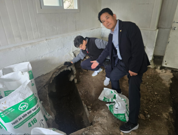종로구의회는 지난 20일 정재호 의원이 종로구 비봉5길 30 건물 리모델링 공사 중 개인주택 하부를 통과하는 하수관로가 발견되었다는 민원을 접수하여 민원인과 종로구청 치수과와 함께 현장을 조사했다고 밝혔다. / 정재호 의원 제공