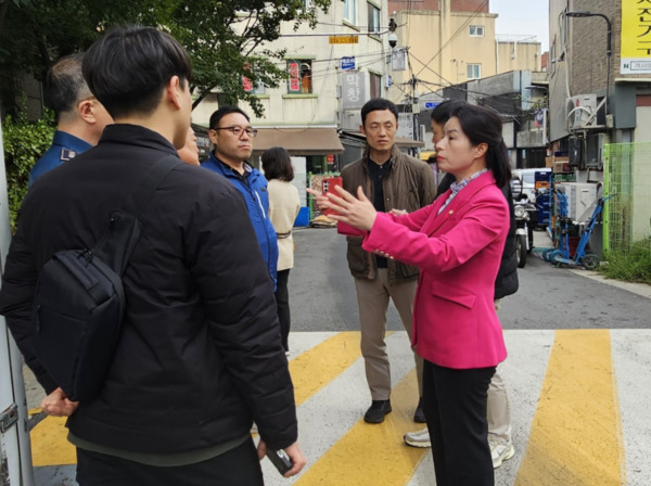 종로구의회는 22일 박희연 의원이 돈화문로9길에 통행 차량이 집중되며 상습적인 교통혼잡이 발생함에 따라 일대 주민의 불편 해소를 위해 돈화문로9길 일방통행 지정 검토와 함께 조속한 절차 추진을 촉구했다고 밝혔다. / 박희연 의원 제공