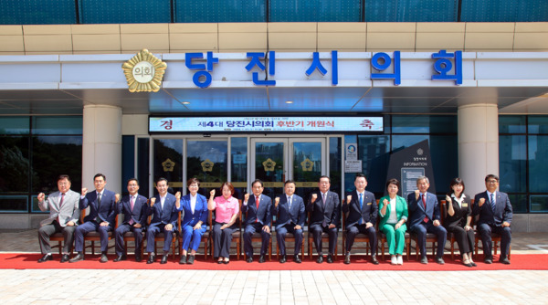 당진시의회는 22일 예산 조정과 관련하여 입장문을 발표하고, 공정한 예산 운영을 위한 불가피한 조정이라고 밝혔다(사진 왼쪽부터 심의수 의원, 박명우 의원, 전영옥 의원, 윤명수 의원, 한상화 의원, 최연숙 의원, 김덕주 의원, 서영훈 의장, 김명진 의원, 김선호 의원, 김명회 의원, 김봉균 의원, 전선아 의원, 조상연 의원). / 뉴스티앤티 DB