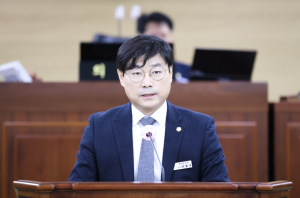 청양군의회는 지난 21일 이봉규 의원(의회운영위원장)이 제315회 임시회 군정질문에서 지천댐 건설을 둘러싼 군의 미온적 대응을 짚으며 명확한 입장 표명과 갈등 관리에 나설 것을 촉구했다고 밝혔다. / 청양군의회 제공