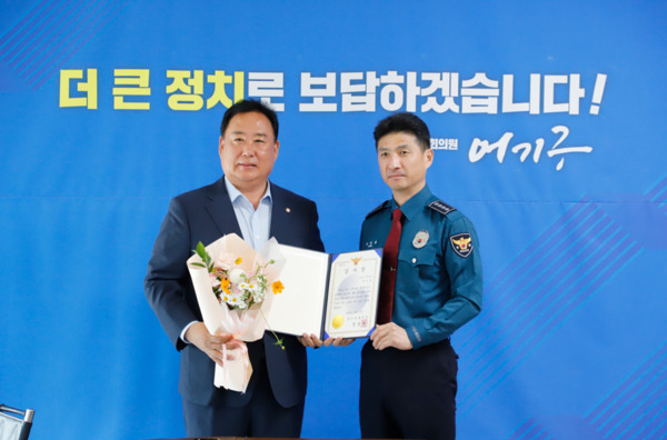 더불어민주당 어기구 의원은 지난 23일 당진지역위원회 회의실에서 당진경찰서 직원관사 신축에 기여한 공로를 인정받아 당진경찰서와 직장협의회로부터 감사장과 감사패를 전달받았다고 밝혔다(사진 왼쪽부터 어기구 의원, 장성윤 당진경찰서장). / 어기구 의원 제공