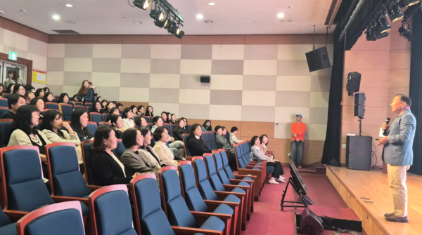 충북교육청 직속기관 유아교육진흥원은 24일 교육문화원에서 유치원·어린이집·초등학교 보호자 및 교(직)원 150명을 대상으로 성공하는 아이와 자존감 높은 부모를 주제로 보호자 교육을 진행한 가운데, 박주정 교수가 ‘콩나물 교육’이라는 비유를 통해 자녀 양육의 핵심 메시지를 전하고 있다. / 충북교육청 제공