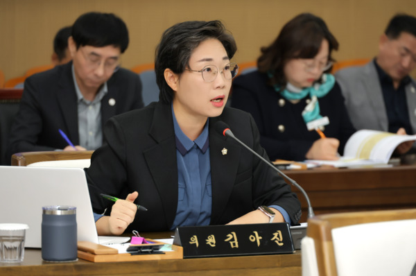 서천군의회는 27일 더불어민주당 김아진 의원이 제335회 임시회에서 군정질문을 통해 '지역 예산확보 전략과 주요 사업 반영 현황'을 주제로 군정을 강하게 질타했다고 밝혔다. / 김아진 의원 제공
