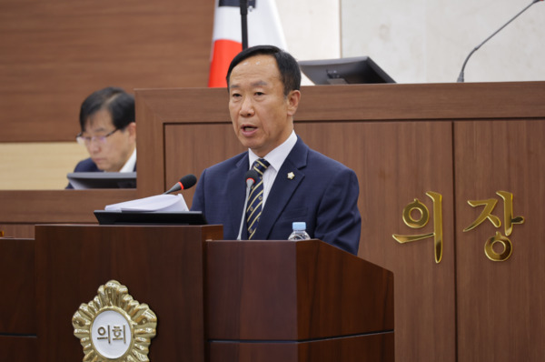 서천군의회는 지난 24일 한경석 의원이 제335회 임시회 제3차 본회의에서 군정질문을 통해 서천군이 추진 중인 '옛 동백정해수욕장 복원사업'의 실효성과 향후 활용 방안에 대해 강도 높게 질의하며, 단순 복원이 아닌 군민 중심의 미래형 관광전략으로의 전환을 촉구했다고 밝혔다. / 한경석 의원 제공